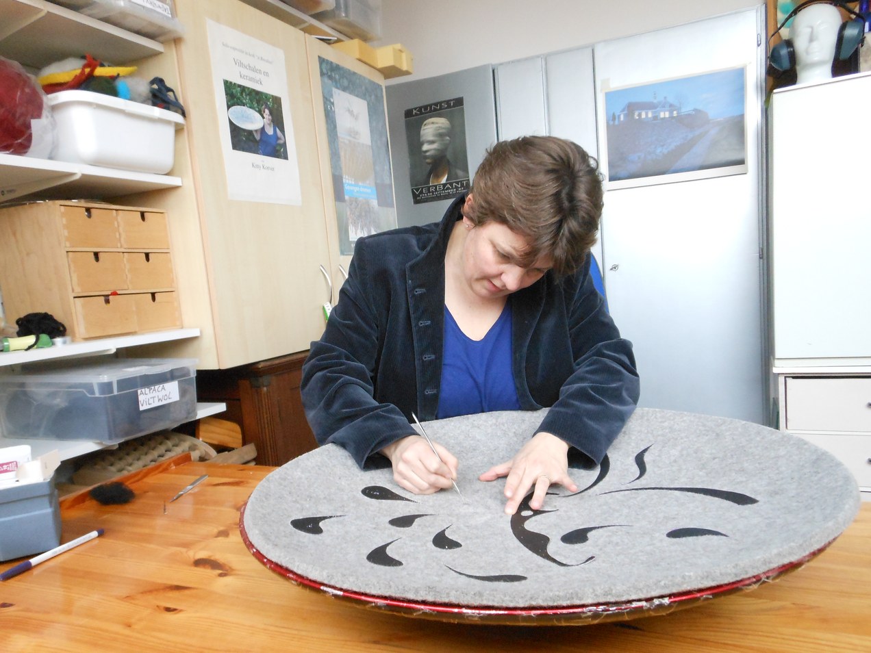 Maker Kitty werkend in atelier in Nagele